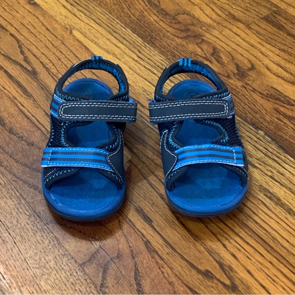 Circo Toddler Sandals
Leather Velcro Close
Non Marking Rubber Sole Slip Resistan
